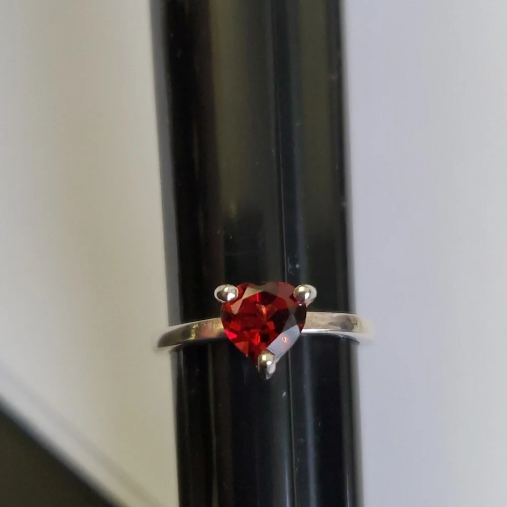 Sterling Silver 925 Garnet Ring – A Heartfelt Sparkle